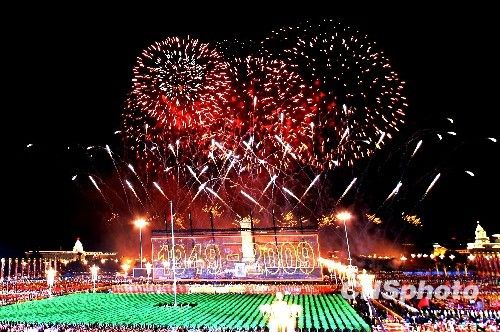 江西李渡烟花绽放天安门 寓意56个民族大团结
