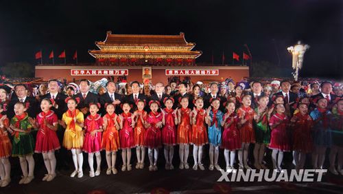 党和国家领导人走出天安门与民同乐,载歌载舞大