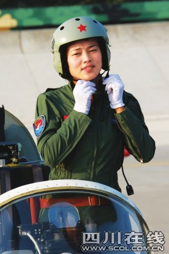 川妹子女飞行员:我着陆了,我成功了!