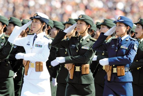 三军女兵方队领队分为陆,海,空三名女领队.