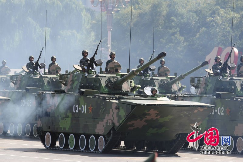 ZBD-05式 两栖突击车 方队经过天安门广场_新闻