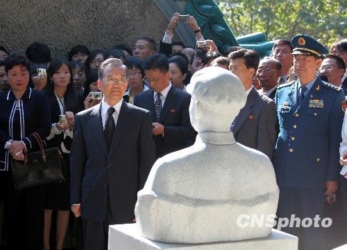温家宝赴志愿军烈士陵园凭吊毛岸英等烈士(图)