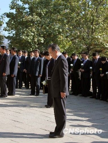 温家宝赴志愿军烈士陵园凭吊毛岸英等烈士(图)