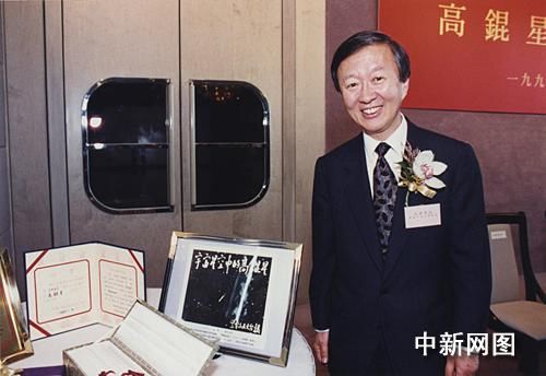 华人高锟及两名美科学家获诺贝尔物理学奖