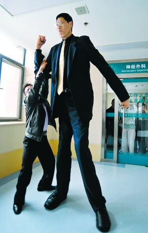身高2.46米中国第一巨人赵亮网络征婚(图)