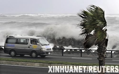 台风茉莉今晨登陆日本已致2死40伤(组图)_国际