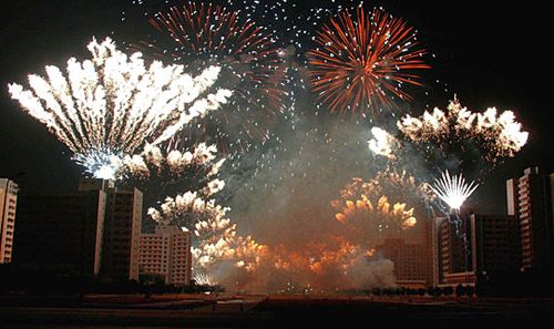 组图:朝鲜举行烟火表演纪念建党64周年_国际图片_新闻_腾讯网