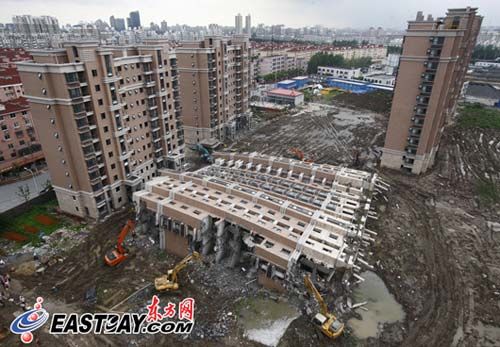 上海楼房倒塌事故续:未倒楼房加固方案出台_上