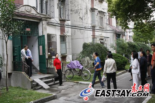 七旬老太晾衣时不慎从5楼坠落身亡(组图)