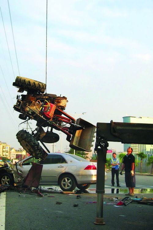 小型铲车遭追尾被撞散架
