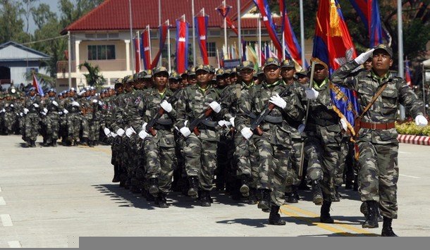 高清图:柬埔寨举行盛大阅兵 中俄武器唱主角