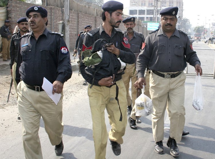 巴基斯坦警察欢呼着离开事故现场. (图4)