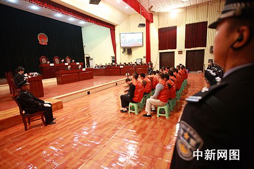 组图:“女老大”谢才萍等22人涉黑案一审结束