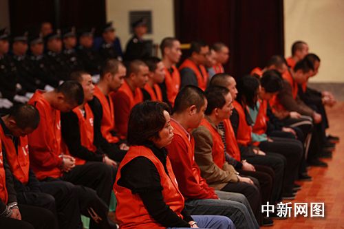 组图:“女老大”谢才萍等22人涉黑案一审结束