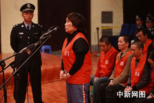 组图:“女老大”谢才萍等22人涉黑案一审结束
