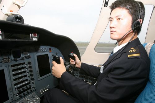 中国首批自费培养飞行员产生 培训费用70万元