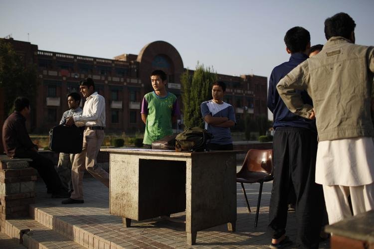 高清图:巴基斯坦爆炸案 中国留学生回国避难_
