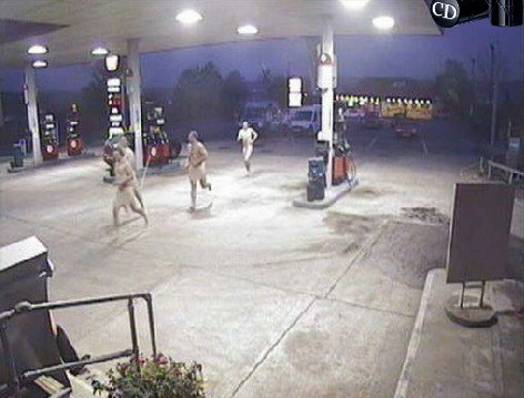 英国6名男子集体裸奔 看色情杂志(组图)_奇趣图