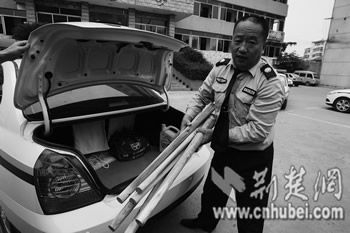 湖北嘉鱼公安局正开打黑会议 遭黑团伙围攻