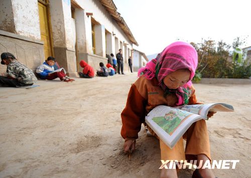 组图:甘肃会宁县一个山村小学的早读_社会图片