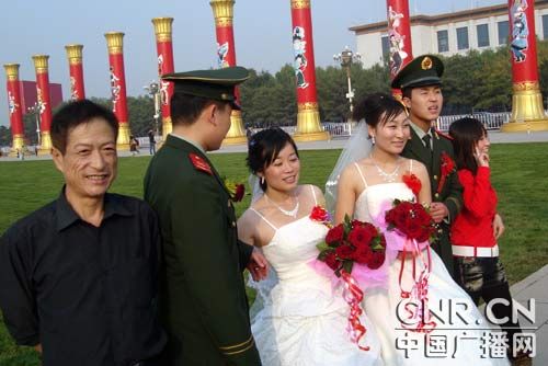 武警礼服婚纱照_军人礼服婚纱照图片(2)