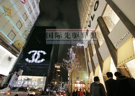 中国新富阶层日本疯狂购物 商家挂横幅欢迎_国