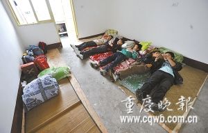 政府采购床一睡就垮 上百学生寒夜打地铺(图)
