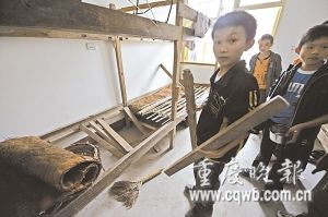 政府采购床一睡就垮 上百学生寒夜打地铺(图)