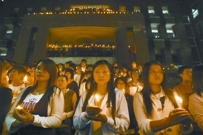 万众吊唁救人溺亡英雄学生(组图)