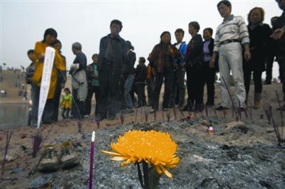 万众吊唁救人溺亡英雄学生(组图)