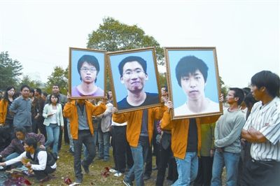 万众吊唁救人溺亡英雄学生(组图)