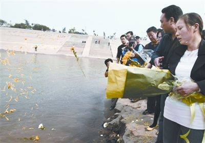 3位大学生英雄的亲人们来到他们牺牲的地方悲痛万分.