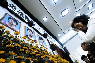 万众吊唁救人溺亡英雄学生(组图)