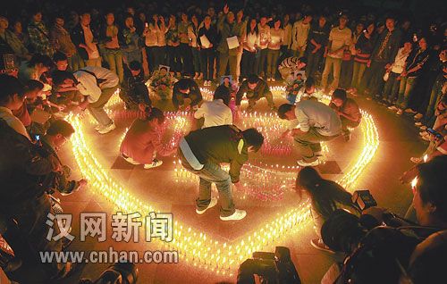 万众吊唁救人溺亡英雄学生(组图)