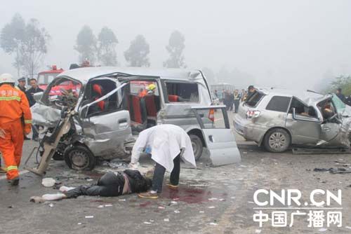 四川广安发生交通事故致4死4伤(组图)_各地新闻