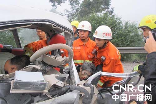 四川广安发生交通事故致4死4伤(组图)_各地新