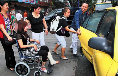 80后老师跌伤脚 <em>60岁</em>学生背上楼看着那一群白