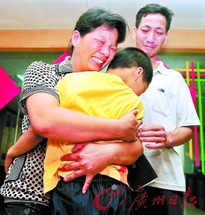 第16号被拐儿童与父母相认 母亲下跪谢民警