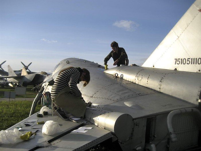 组图:俄罗斯美少女修复太空战斗机_军事图片