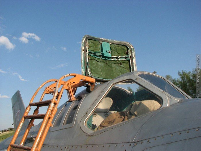 组图:俄罗斯美少女修复太空战斗机_军事图片_