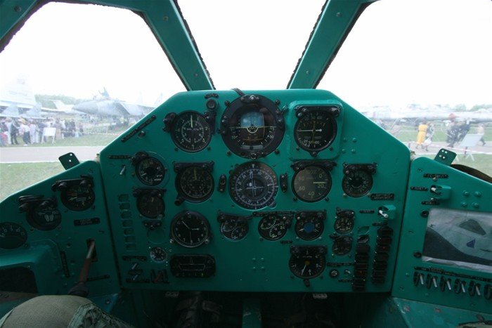 组图:俄罗斯美少女修复太空战斗机_军事图片_