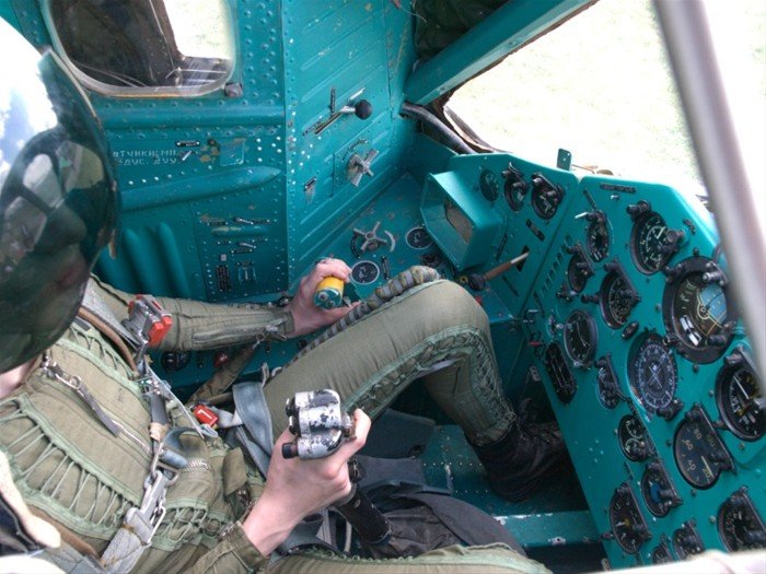 组图:俄罗斯美少女修复太空战斗机_军事图片_