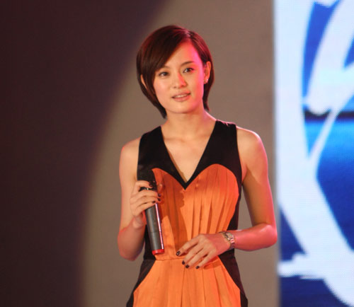 图: 孙俪 现场演唱歌曲《 慢慢 地》_腾讯公益_腾