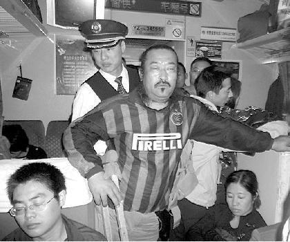 残疾人状告铁道部列车上未设残疾人专座(图)