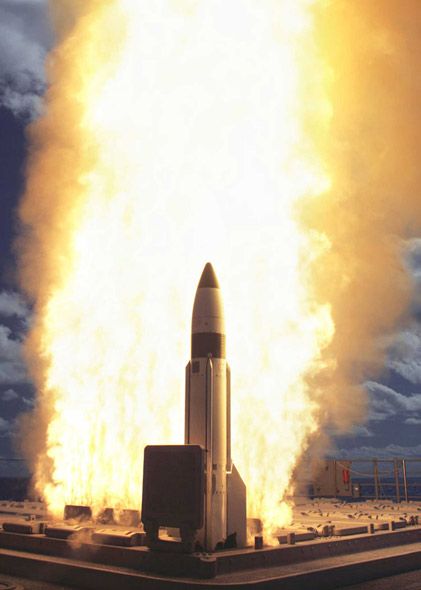 mk41垂直发射系统发射"标准3型"导弹的瞬间