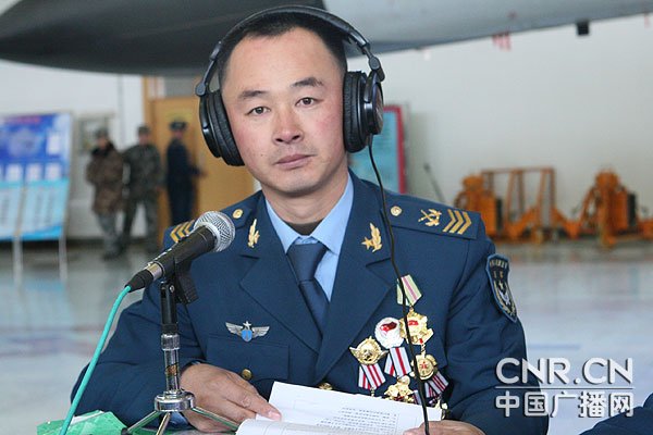 高清图:空一师漂亮女兵亮相直播现场