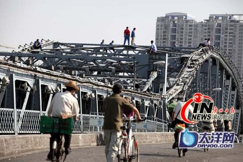 转:广州海珠桥出现"跳桥团" 交通瘫痪(图)