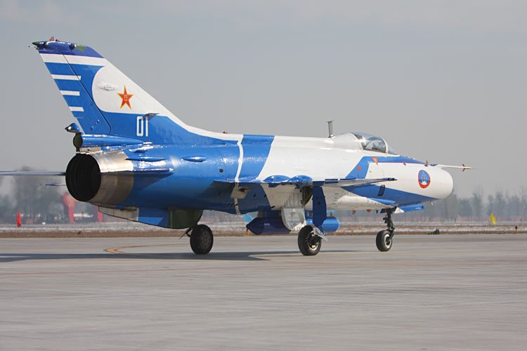 高清图:空军60年八一飞行表演队歼10同台献技