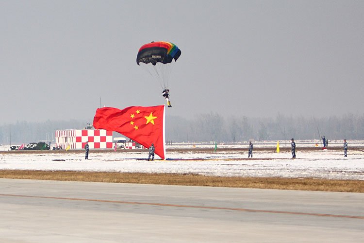 高清图:空军60年八一飞行表演队歼10同台献技