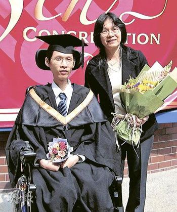 港版霍金大学毕业念亲恩 曾被预言只能活20